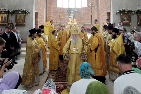 Первая Божественная литургия в строящемся Князь-Владимирском храме