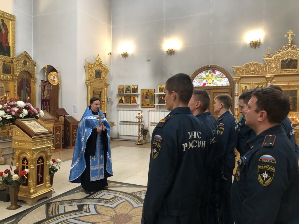 Молебен с участием балашихинских пожарных в Александро-Невском храме