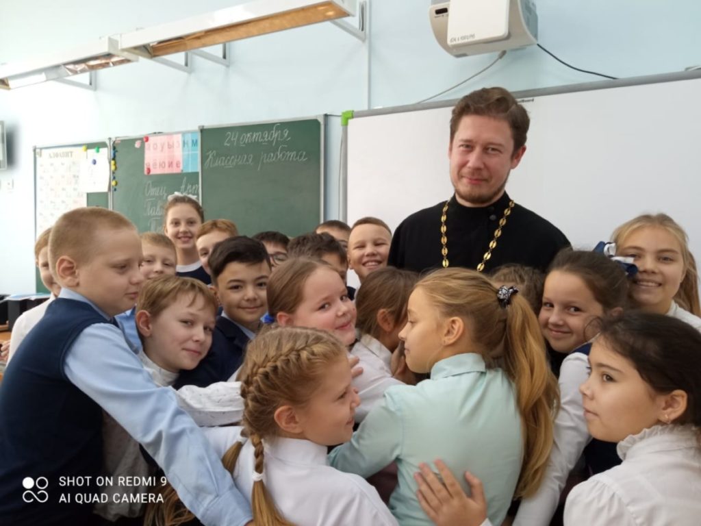 Встреча со священником в средней школе №4 микрорайона Керамик