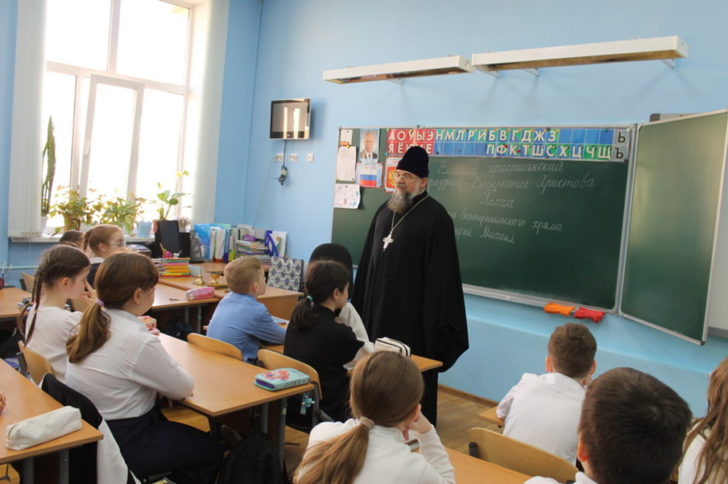Встреча со священником в школе №4 микрорайона Керамик