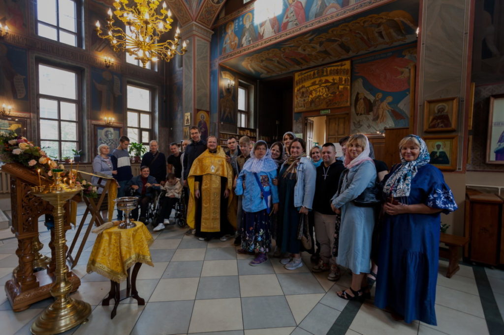 Семьи организации инвалидов "Мир для всех" в Троицком храме в Железнодорожном