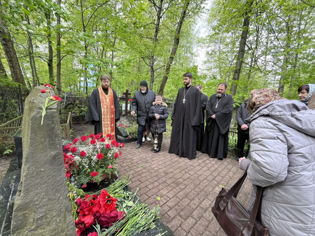 Возложение цветов к братской могиле на Никольском кладбище