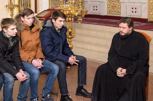 Студенты Гидрометеорологического техникума в Кучинском храме