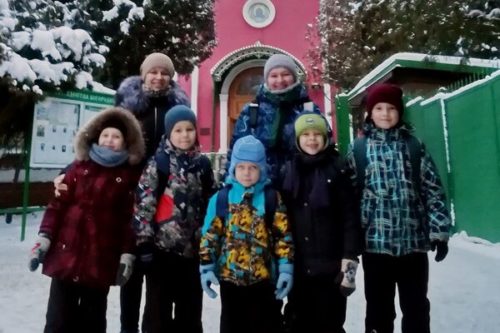 Вечерний поход по лесу воскресной школы в Трубецком