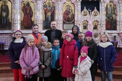 Школьники в Преображенском храме в Саввино