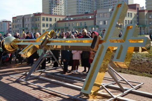 Крест над Князь-Владимирским храмом в Дзержинском