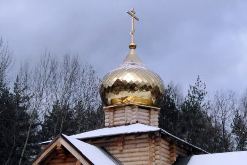 Установка креста над Сергиевским храмом в Кучино