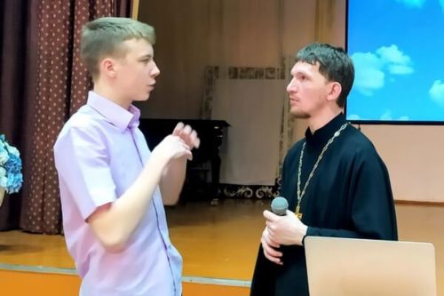 Встреча со священником в школе в Заре